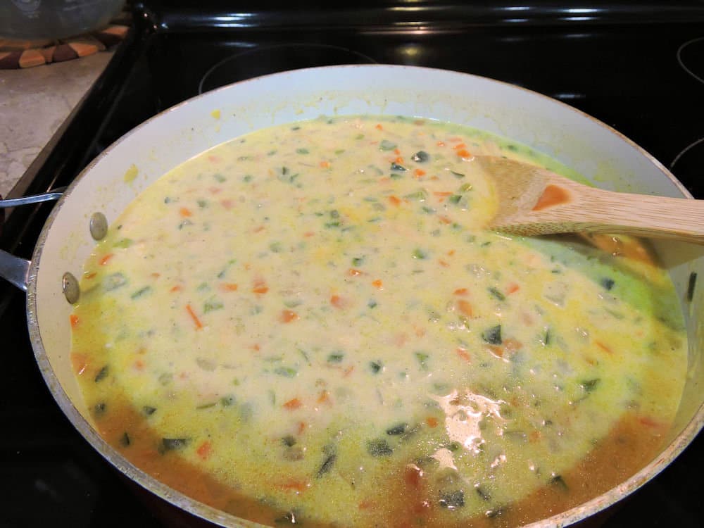 24Bite: final skillet photo of cheesy chicken chili after adding the cream to the skillet