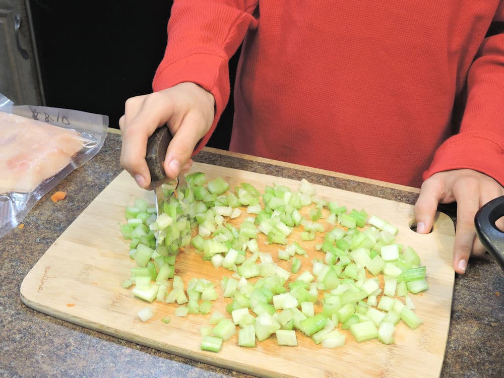 24Bite: Christian Guzman chopping celery with an ulu