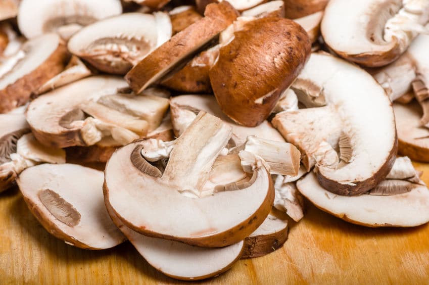 24Bite: mushrooms sliced on a cutting board © zigzagmtart via 123rf.com