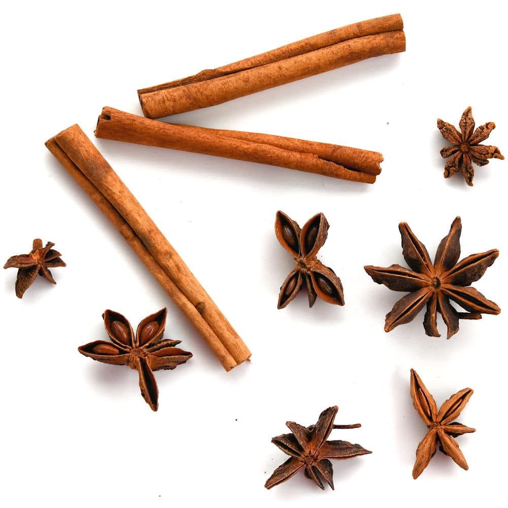 24Bite: Image of scattered star anise and cinnamon sticks