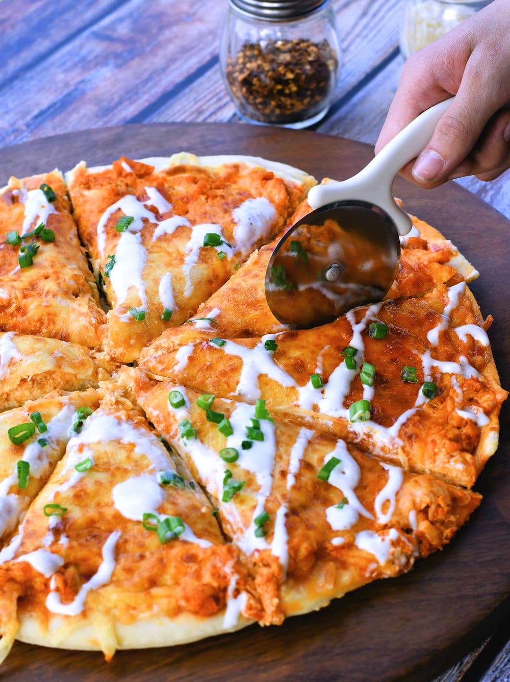 24Bite: Buffalo Chicken Pizza with Cream Cheese Sauce Recipe by Christian Guzman