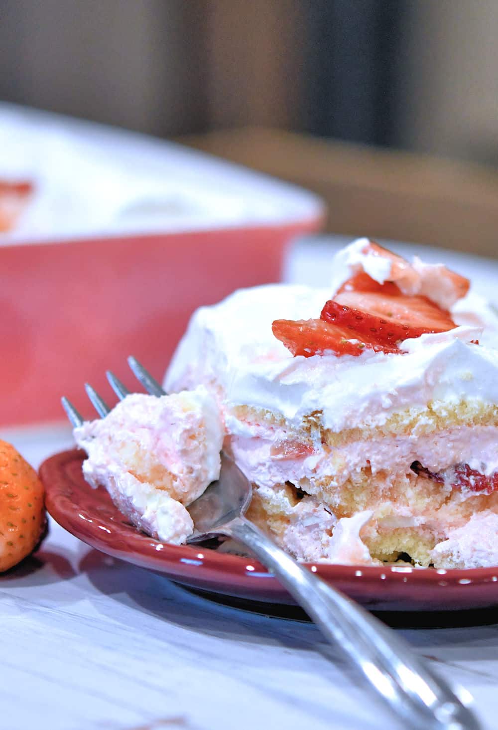 red plate with strawberry tiramisu, layered strawberry dessert