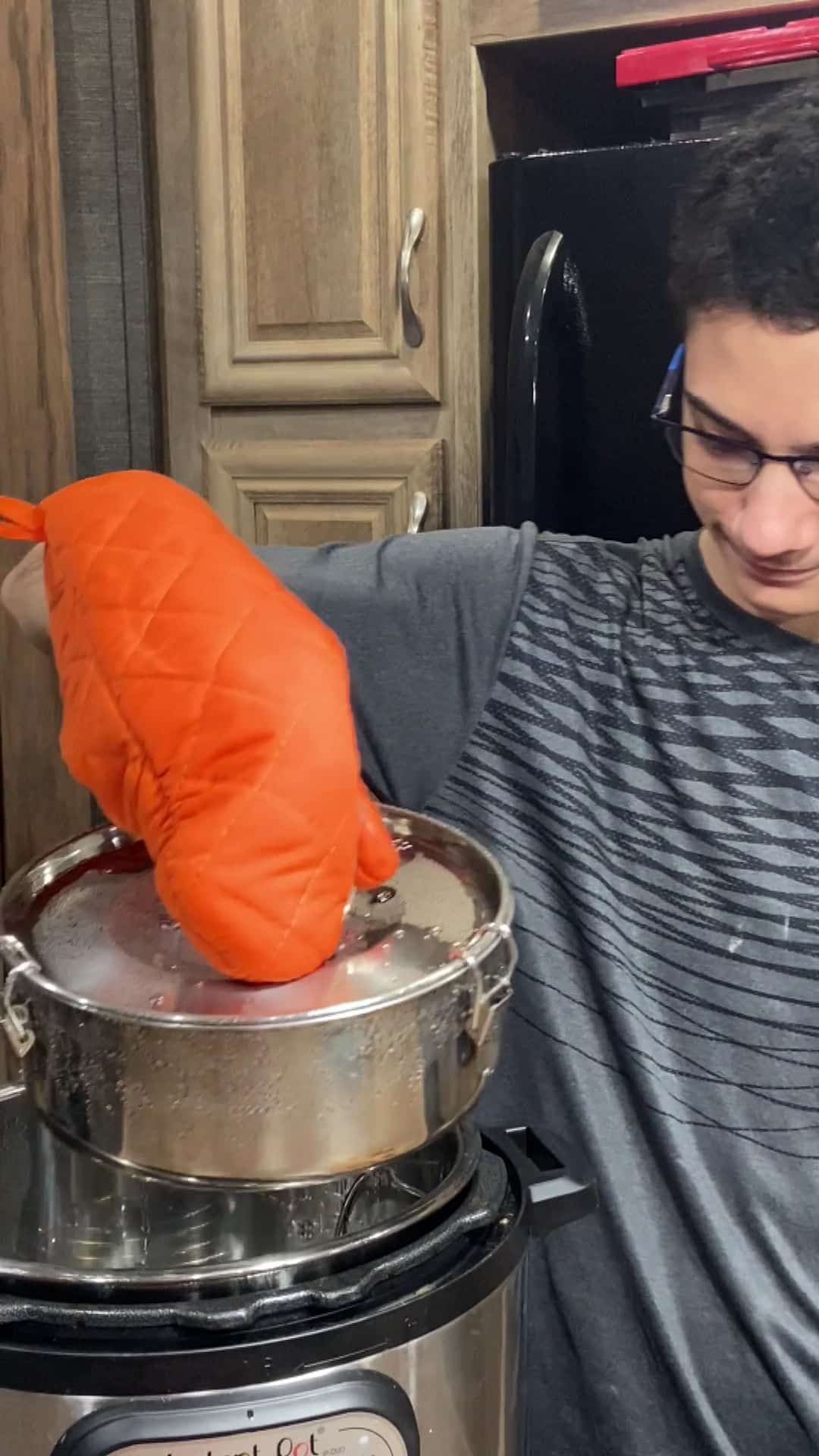 demonstration of pulling the flanera pan out of the instant pot.