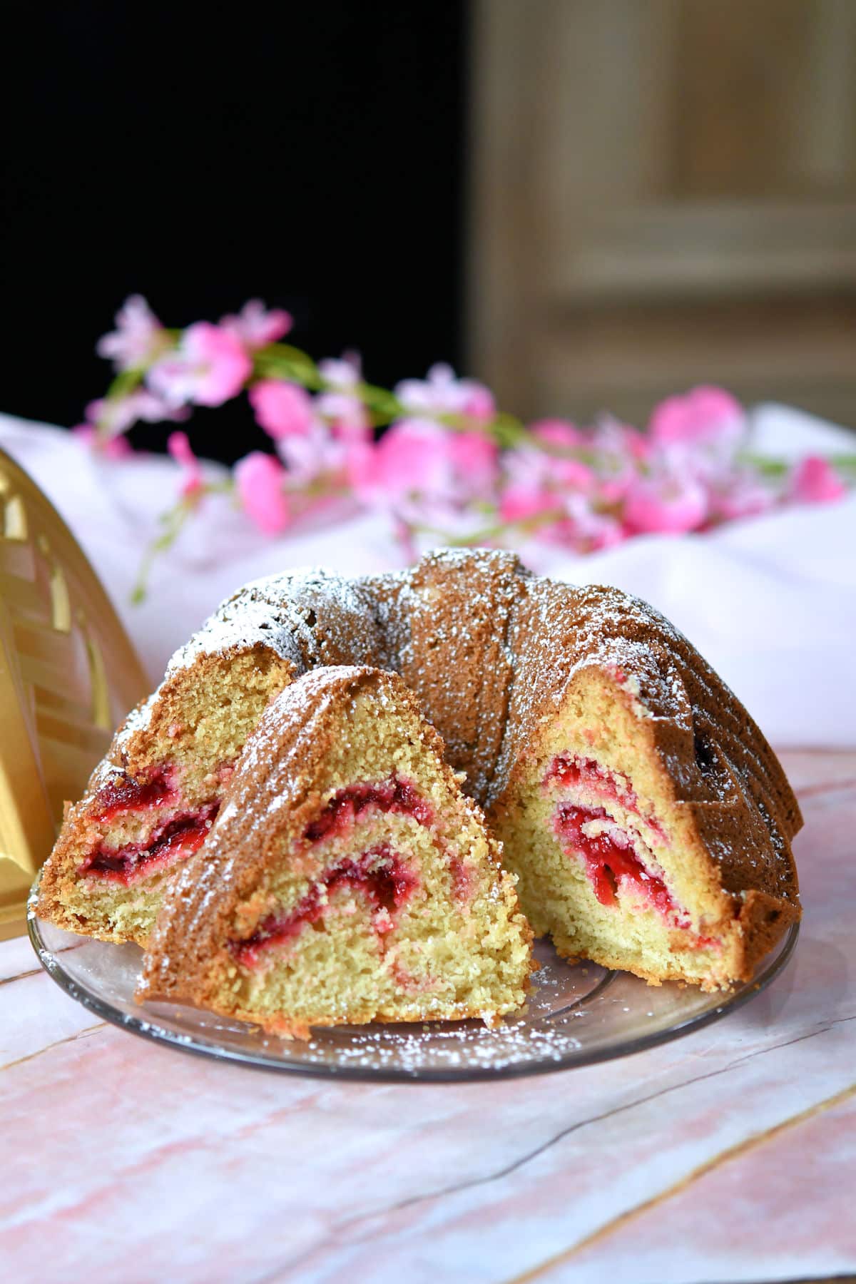 24Bite: Raspberry Swirl Cake Recipe
by Christian Guzman