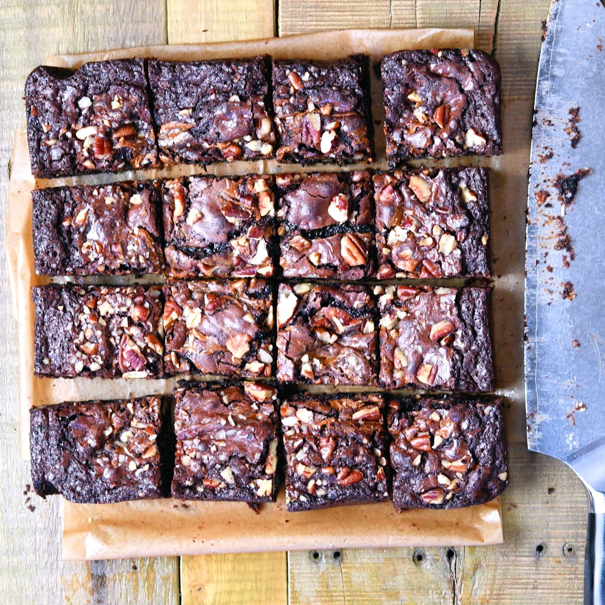 16 square pieces of dark chocolate brownies